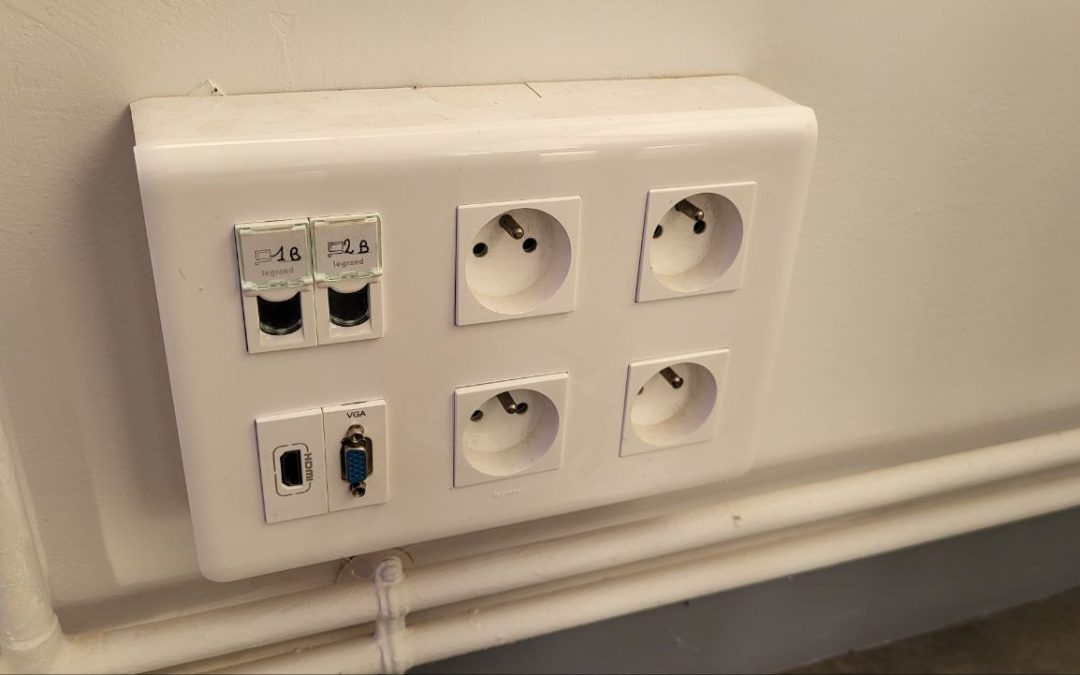 Modification des connectiques de la salle du conseil pour une meilleure utilisation du vidéoprojecteur et système audio.